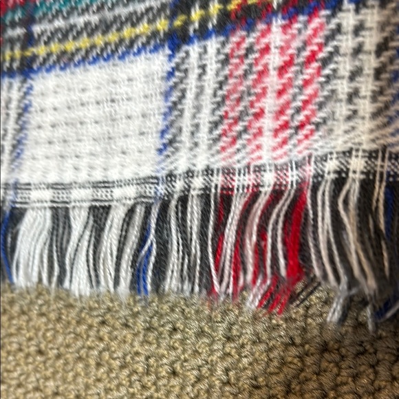 5/$25 Old Navy Scarf Shawl Plaid Wool Lap Blanket Fringe Winter Warm Unisex - Picture 5 of 6